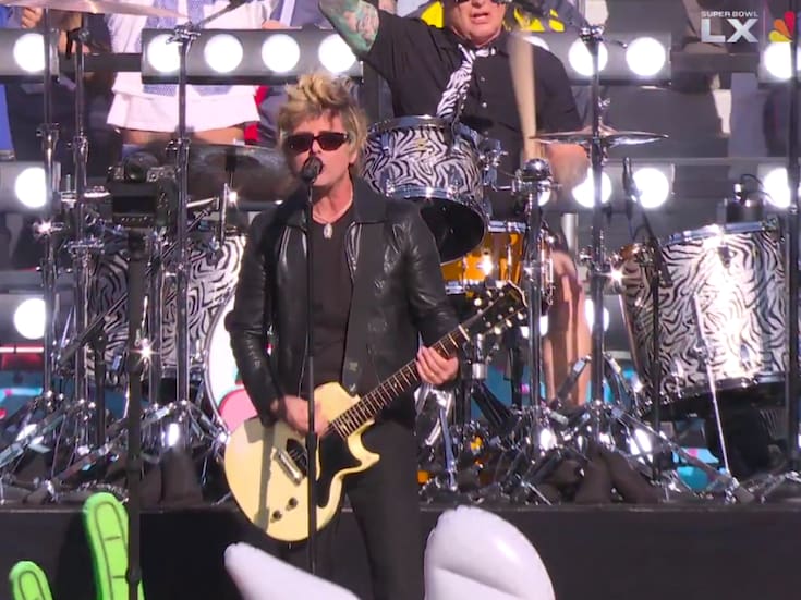 Green Day inaugura el Super Bowl 2026 con espectacular presentación y supera fallo técnico (VIDEO)