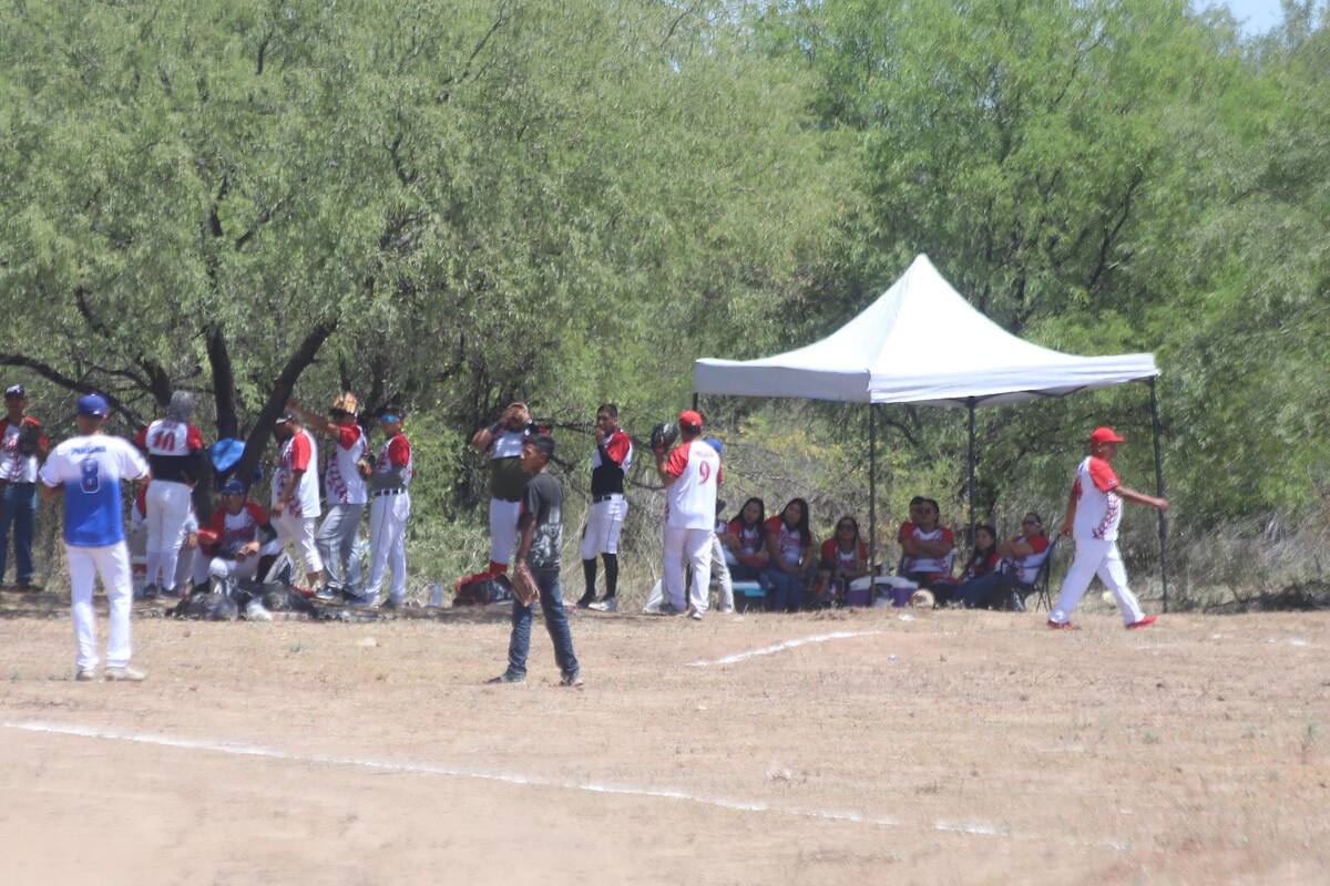 Juegan beisbol a pesar de contingencia sanitaria