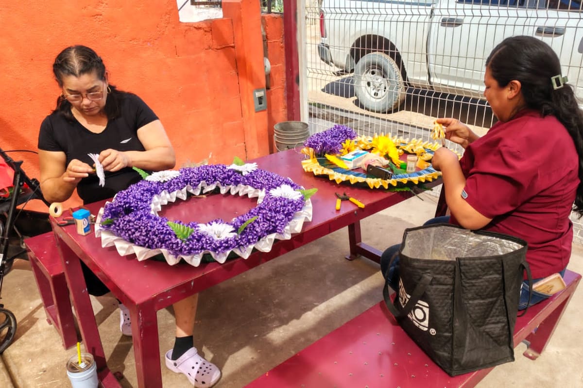 Madres de Hermosillo venden coronas de Día de Muertos desde 350 pesos para generar ingresos y apoyar al Comedor Abrazando Sonrisas
