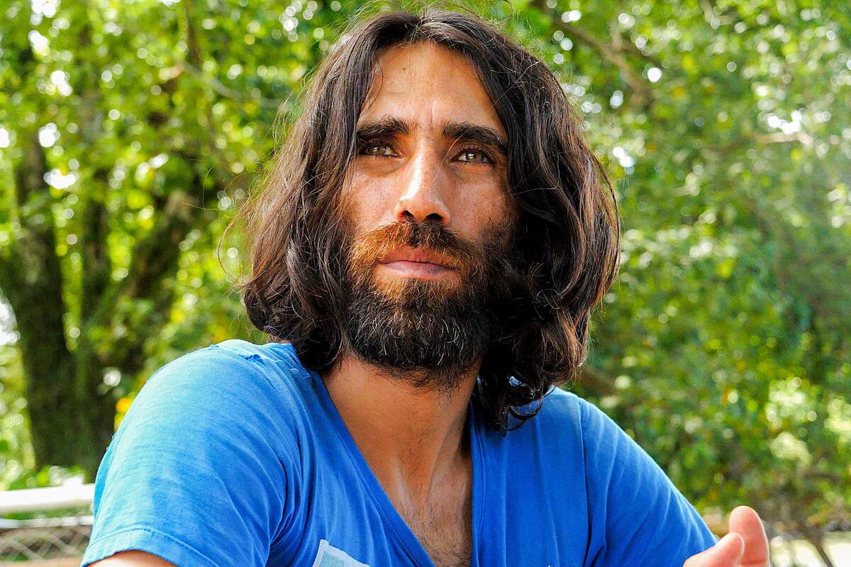 Gana premio literario en Australia escritor kurdo en centro de inmigración