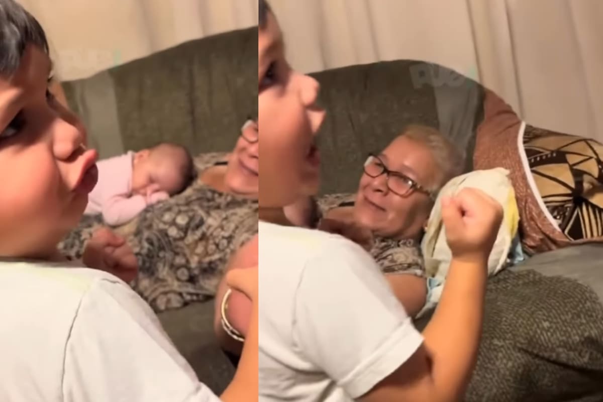 Niño se pone celoso al ver a su abuela con su primita y ruge como dinosaurio para llamar su atención
