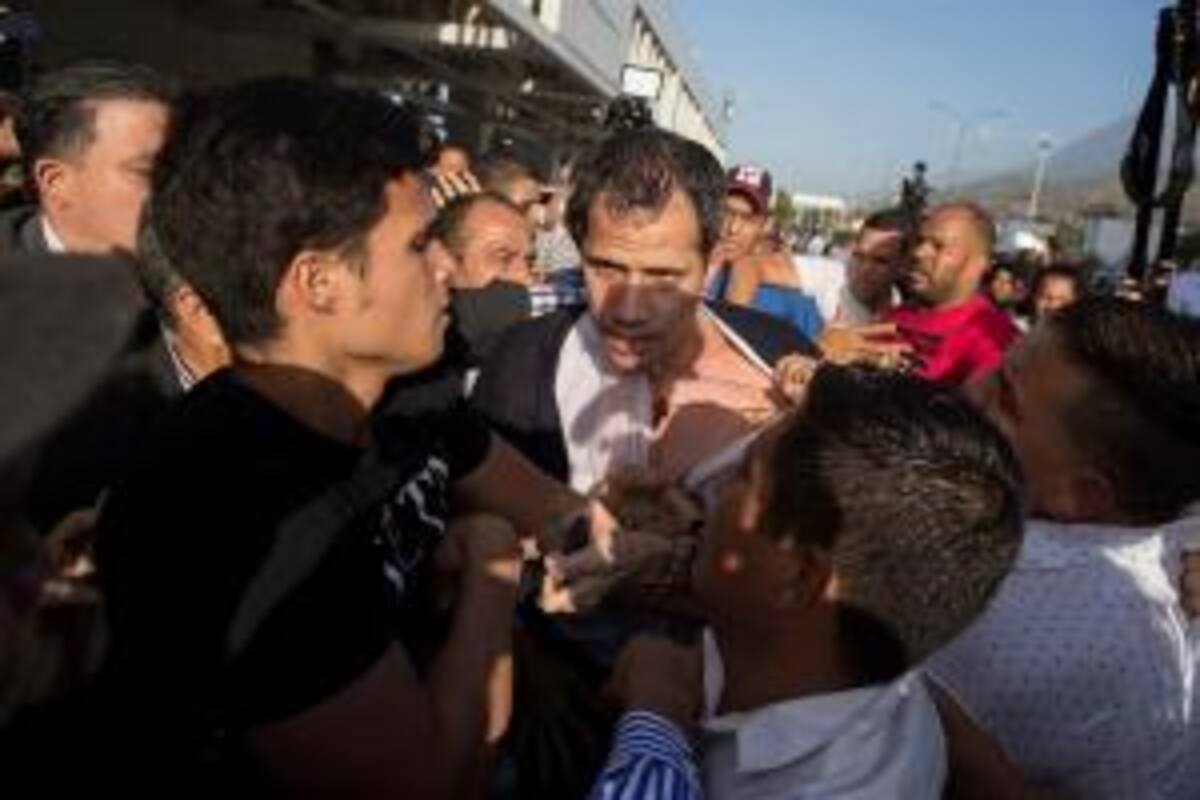 Juan Guaidó es golpeado brutalmente a su llegada a Venezuela