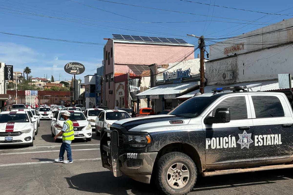 Taxistas de Nogales cierran calle Juárez en protesta
