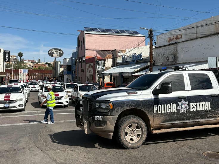 Taxistas de Nogales cierran calle Juárez en protesta