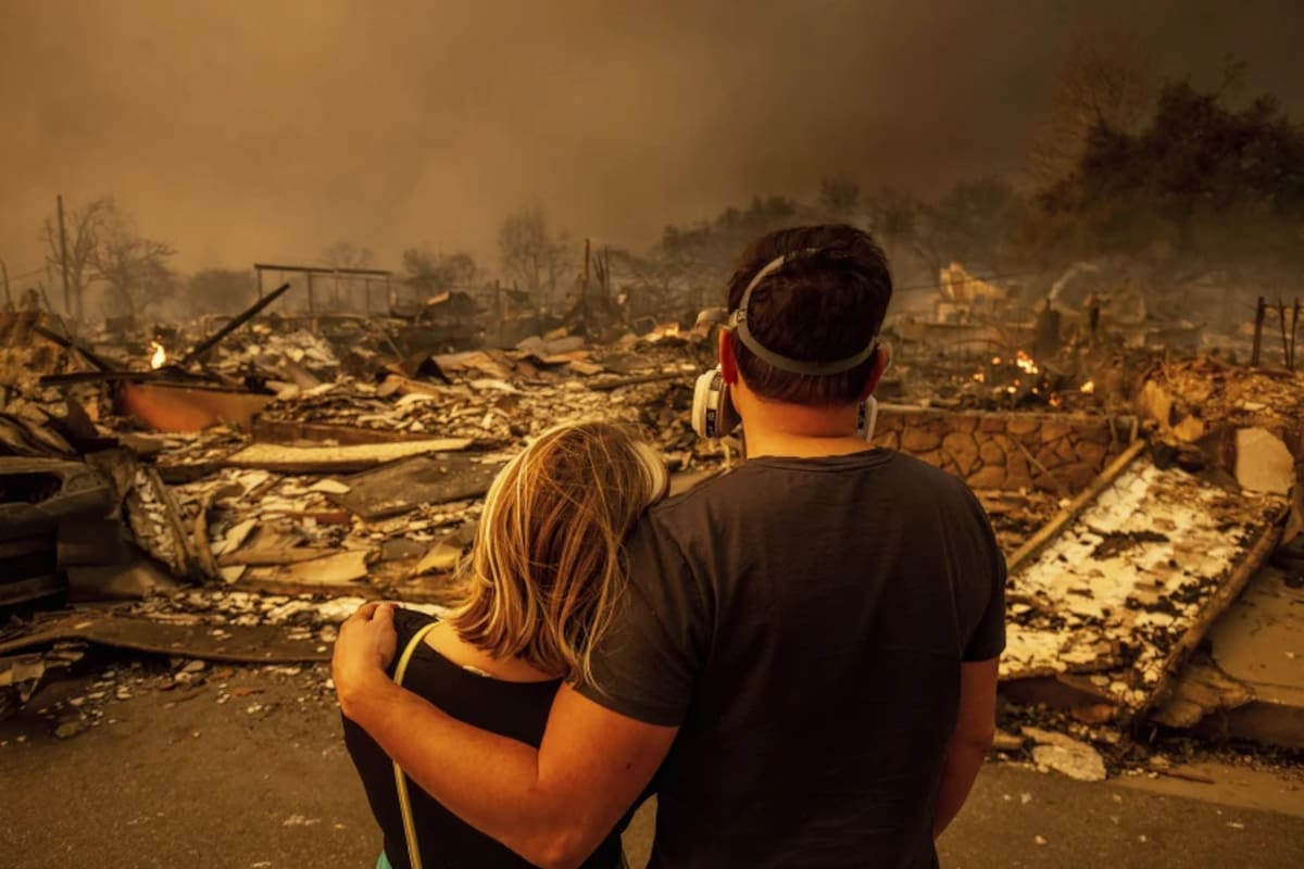 “Parece que una bomba cayó en Los Ángeles”, dice el sheriff del condado mientras los bomberos intentan contener 5 incendios activos (FOTOS)
