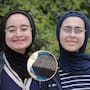 Dos hermanas adolescentes que viven en una carpa ganaron el premio ambiental Earth Prize por convertir los escombros de la guerra en Gaza en ladrillos para reconstruir su ciudad y ahora usarán los 12,500 dólares para enseñar a otros jóvenes a levantar sus hogares sin esperar ayuda exterior