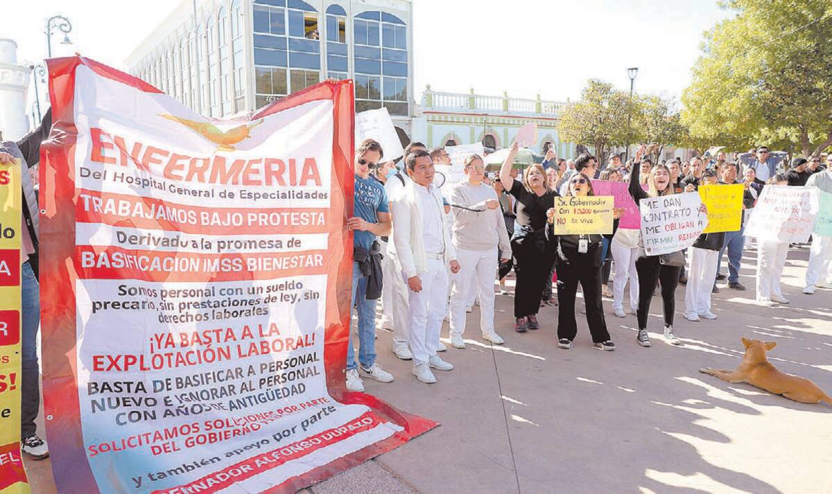 Empleados eventuales del IMSS-Bienestar se manitesaron ayer en el
primer cuadro de la ciudad y en Palacio de Gobierno. FOTO: JULIO CLARK