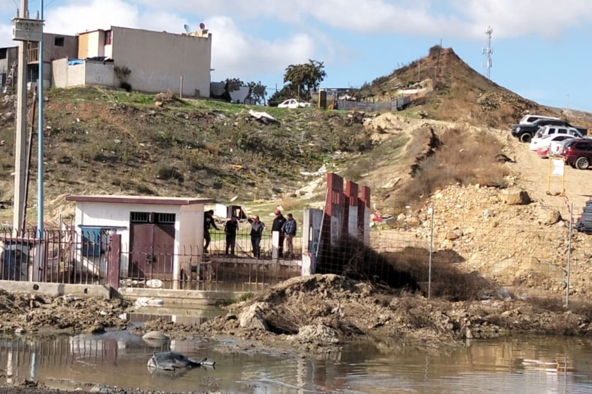 Desbordamiento de cárcamo afecta desde hace 10 años acceso a K Casas Homex en Tijuana