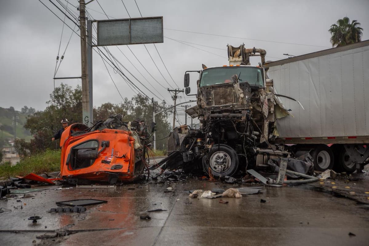 Aparatoso percance entre tráiler y bomba de concreto en bulevar Cuauhtémoc Sur