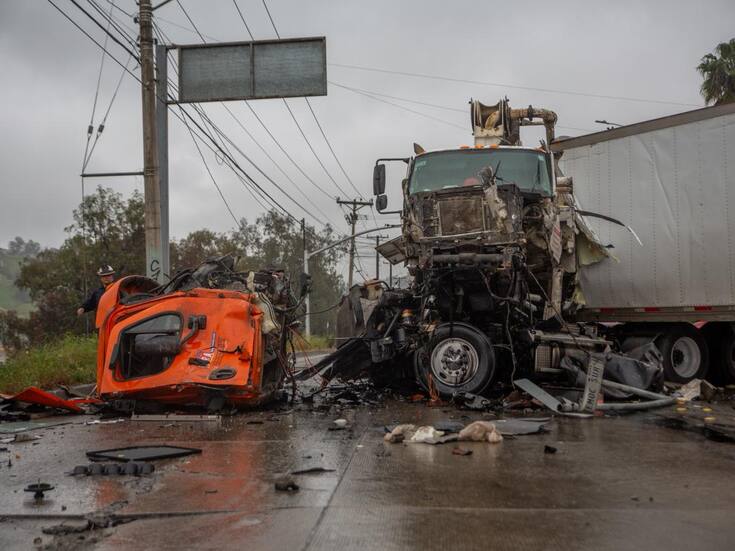 Aparatoso percance entre tráiler y bomba de concreto en bulevar Cuauhtémoc Sur