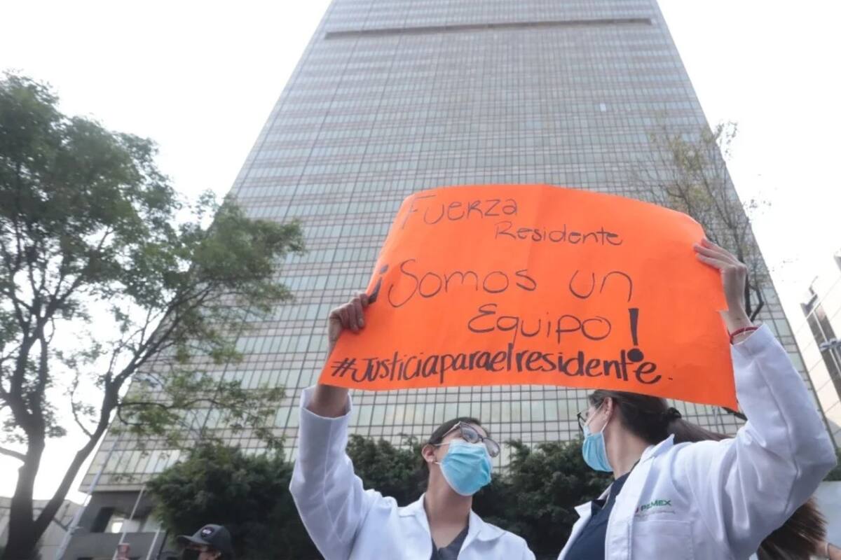 "¡Es aguinaldo, no propina!" Decenas de médicos se manifiestan por falta de pagos