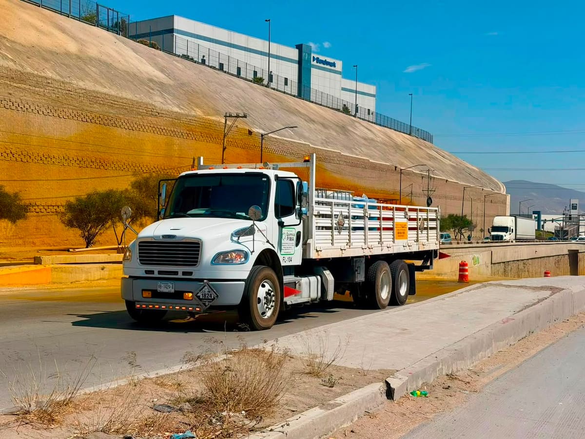 Bomberos, Protección Civil y Policía Municipal atienden una fuga de sustancias químicas en el Corredor 2000; autoridades piden evitar la zona. Foto: Border Zoom.
