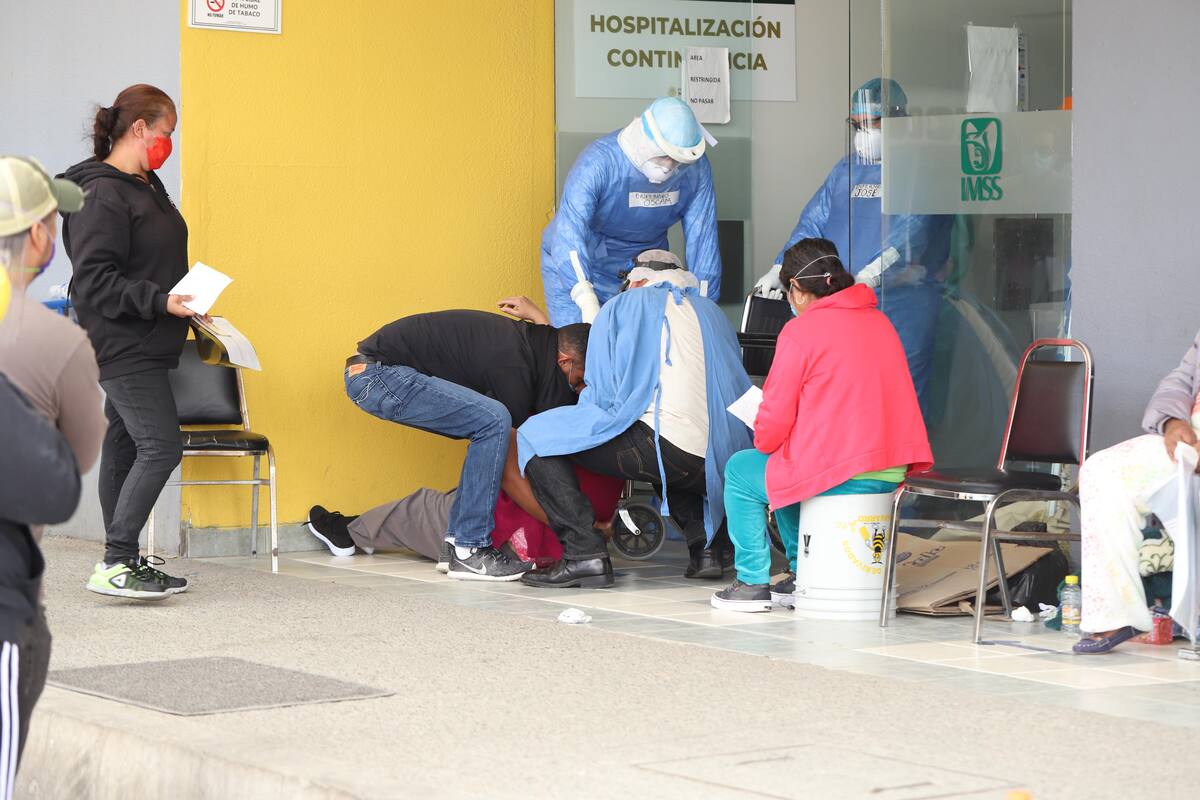 Suplican atención afuera del IMSS