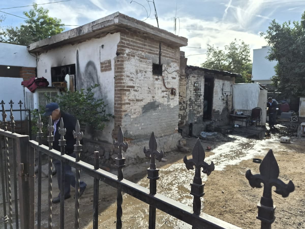 Fuego consume interior de vivienda en la colonia Olivares. Foto: GH