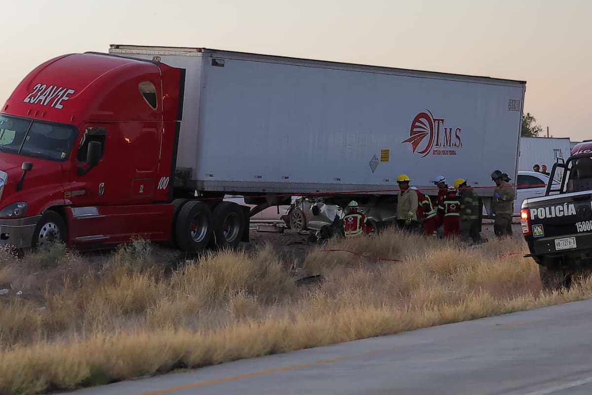 Presunta persecución policial termina en fatal choque entre auto y tráiler en carretera Hermosillo-Guaymas