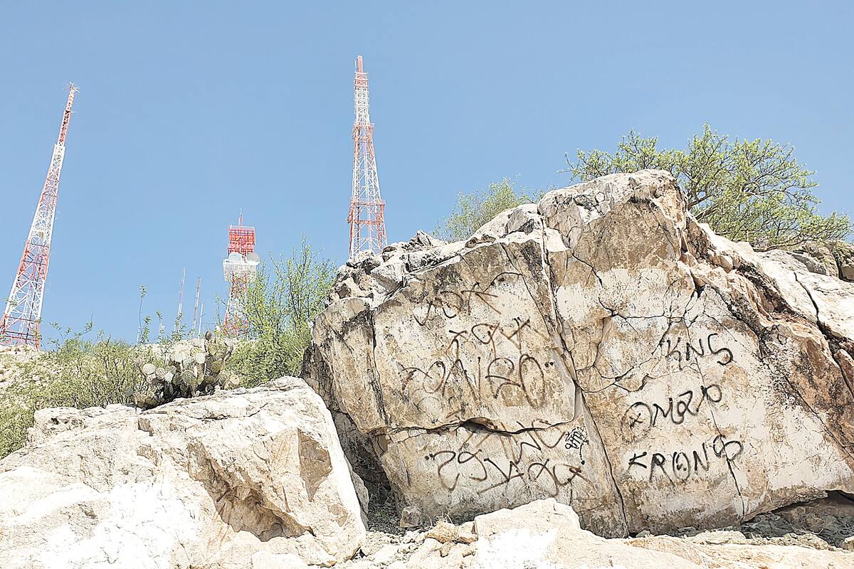 Limpian y quitan graffitti del Cerro de la Campana