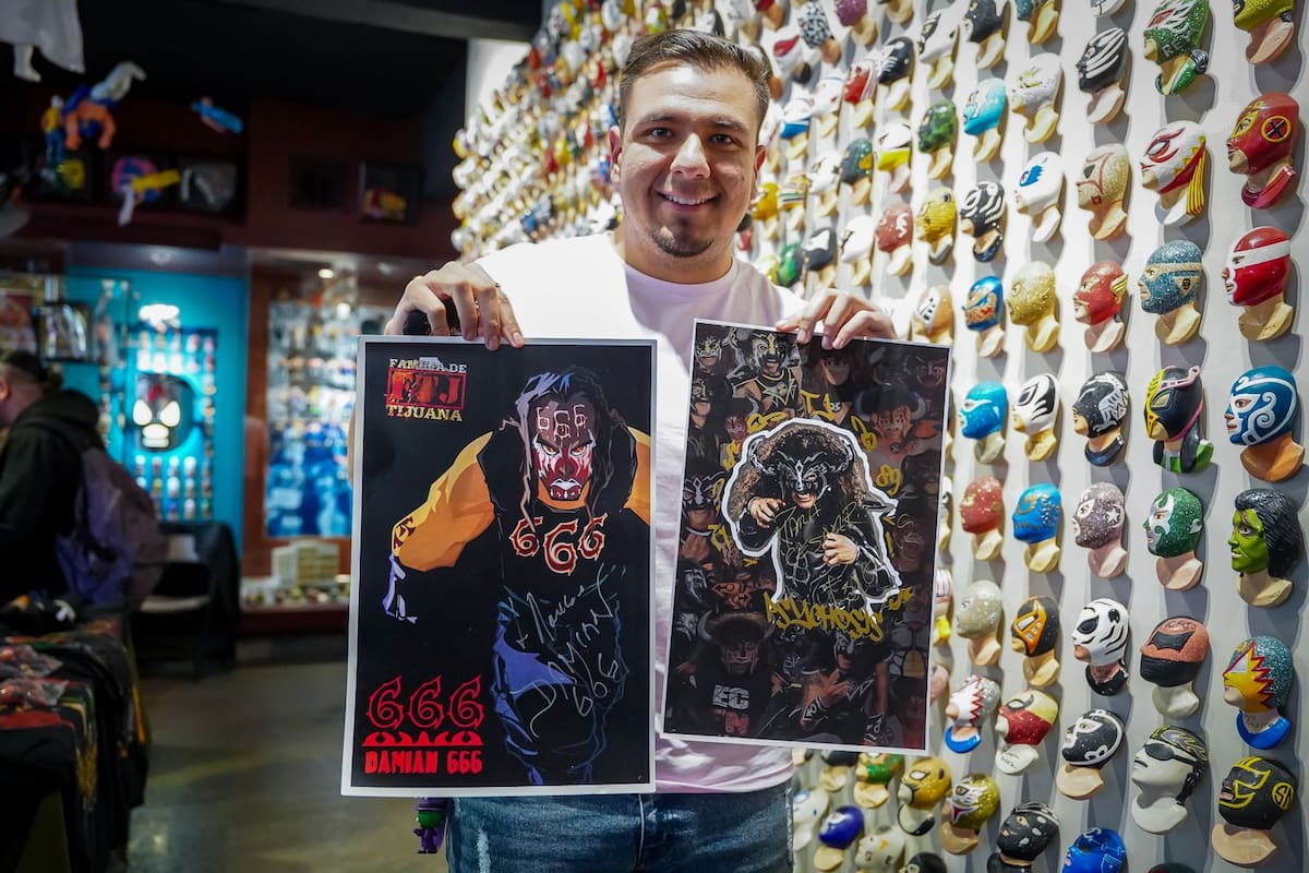 El evento reunió a luchadores profesionales y artistas que exhibieron obras basadas en ídolos del ring. Foto: Border Zoom
