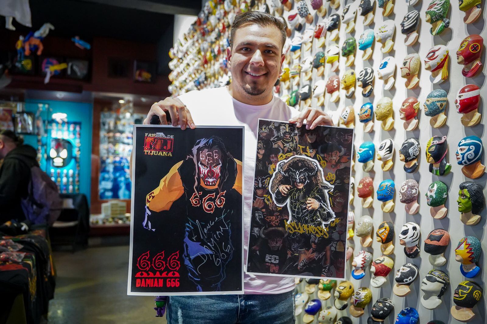 El evento reunió a luchadores profesionales y artistas que exhibieron obras basadas en ídolos del ring. Foto: Border Zoom