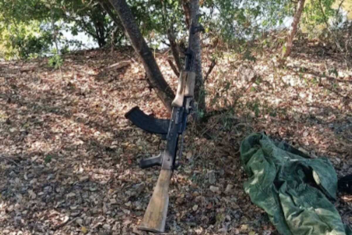 Hallan arsenal oculto en Elota: Ejército y fuerzas federales aseguran armas largas y cartuchos junto a un cuerpo de agua