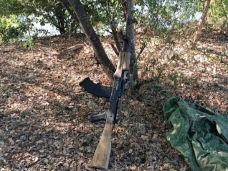 Hallan arsenal oculto en Elota: Ejército y fuerzas federales aseguran armas largas y cartuchos junto a un cuerpo de agua