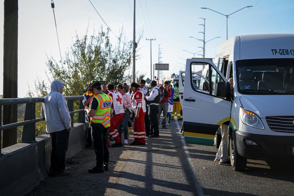 Dos calafias, entre ellas un taxi de ruta, chocaron por alcance y dejaron 22 personas lesionadas, cuatro de ellas trasladadas a hospitales. Foto: Border Zoom