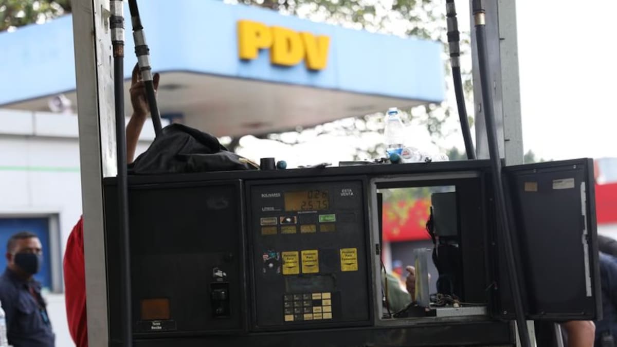 Llenar un tanque de 50 litros en México puede superar los 1,100 pesos, mientras que en Venezuela el combustible subsidiado puede costar apenas unos cuantos pesos. /Reuters
