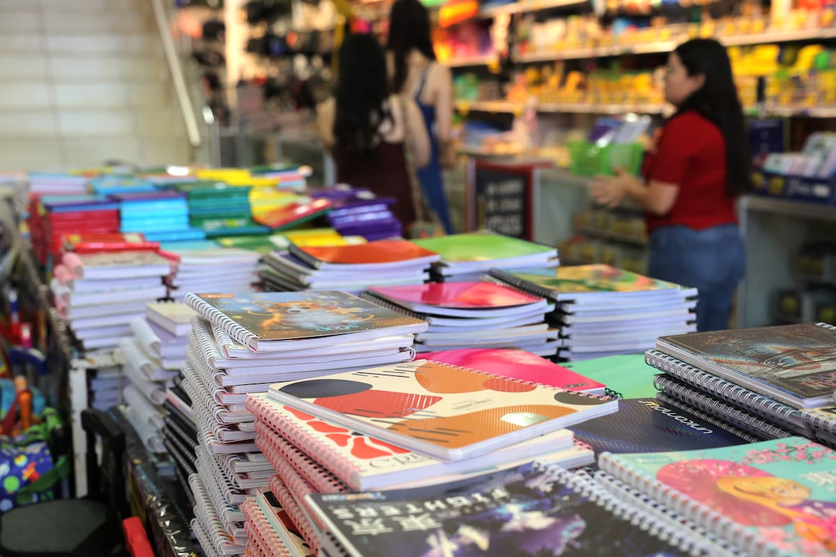 Existen ferias donde se ofertan artículos con descuentos, lo que puede aprovecharse para ahorrar en los gastos del regreso a clases