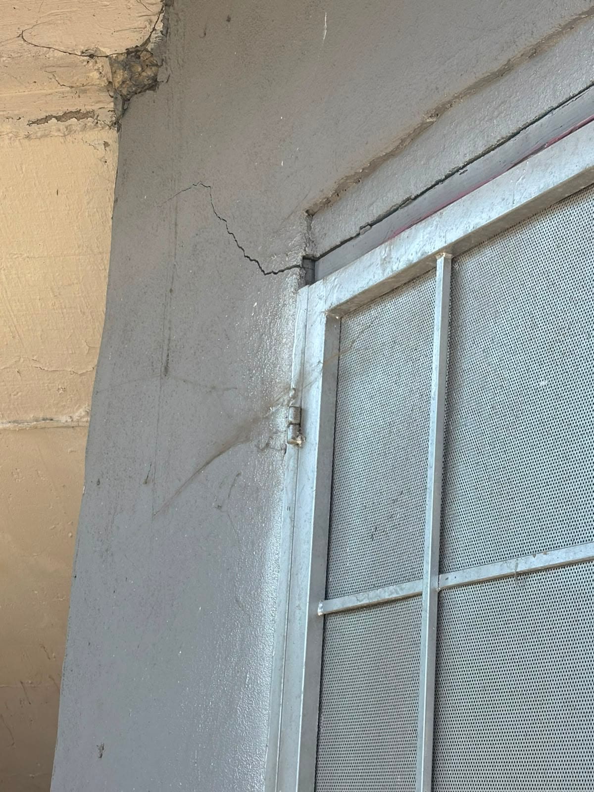 Vecinos de la colonia Sánchez Taboada aseguran que las grietas continúan creciendo y piden apoyo de las autoridades ante el riesgo de colapso de sus viviendas.
Foto: Lorena Salinas