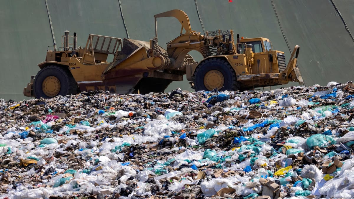 Millones de toneladas de desechos terminan cada año en vertederos clandestinos o son trasladados ilegalmente entre países. /Reuters