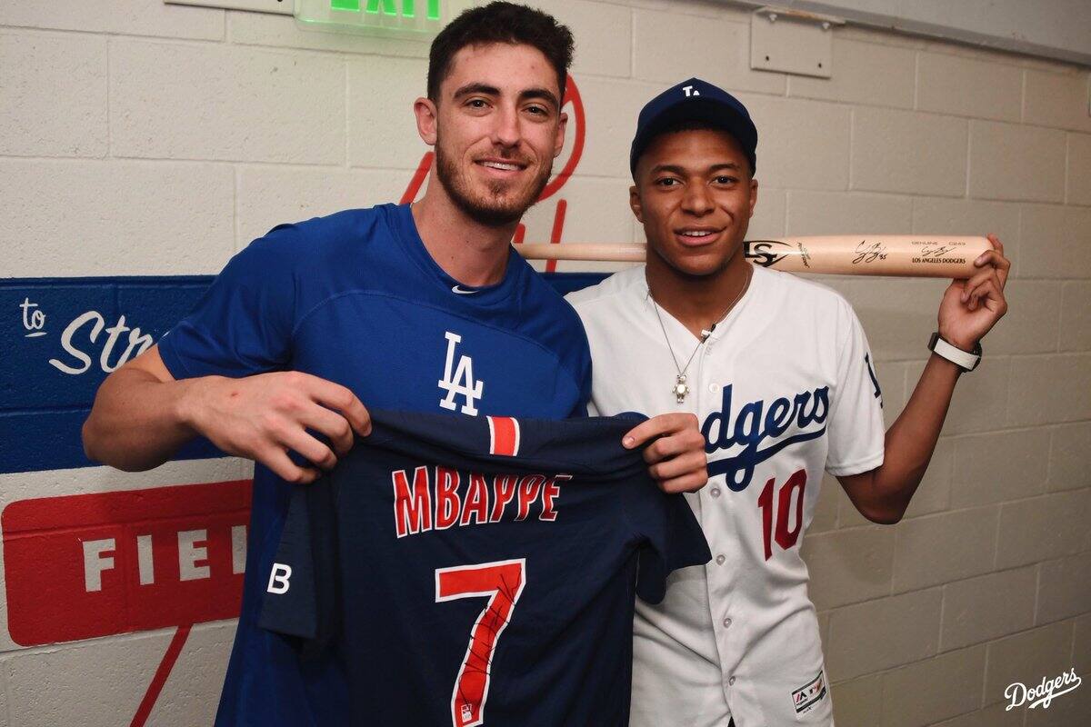 Kylian Mbappé realizó lanzamiento de honor en partido de Dodgers