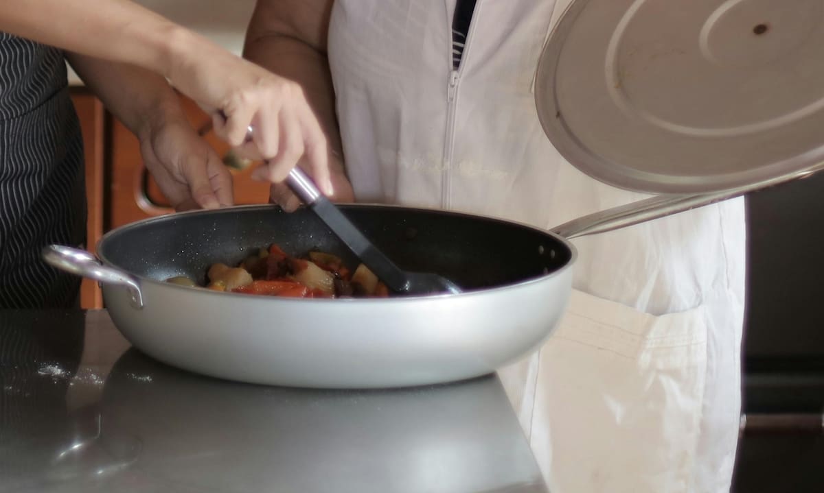 Pasar muchas horas sin comer favorece los atracones y la mala digestión. Foto: Pexels