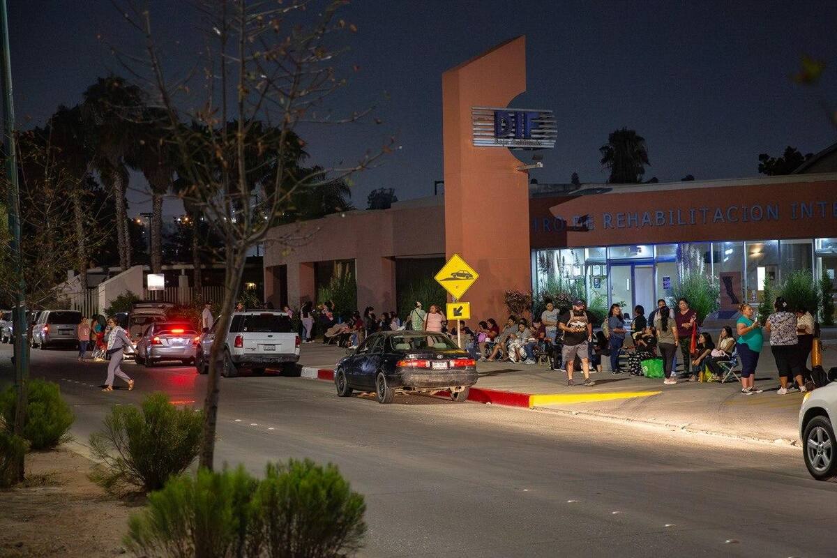 Más de 700 mujeres se formaron antes del amanecer para inscribirse al programa; autoridades pidieron no acudir durante la noche. Foto: Border Zoom
