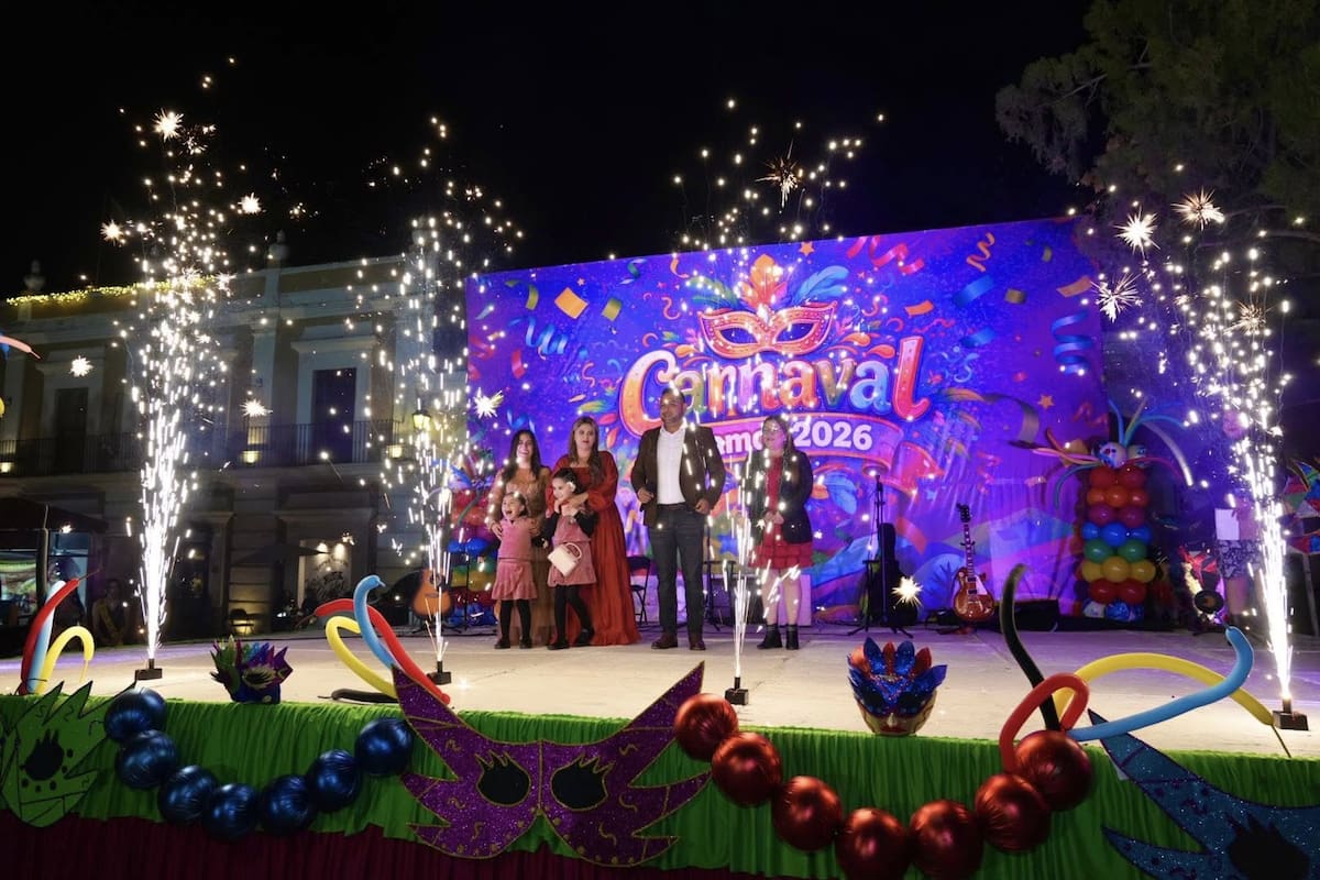 Carnaval de Álamos 2026 inició con quema del mal humor, música en vivo y presentación de la corte real en el Pueblo Mágico