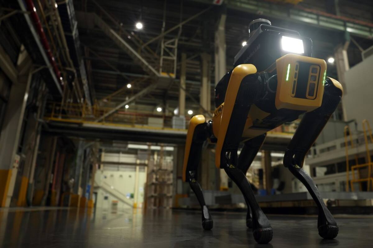 Perro robot Spot tiene un nuevo trabajo como guardián en una fábrica de automóviles