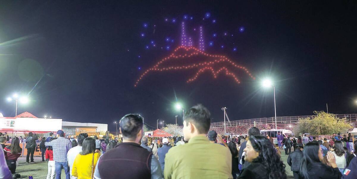Una imagen del Cerro de la Campana se refleja en el cielo durante el show de drones. FOTO: ELEAZAR ESCOBAR