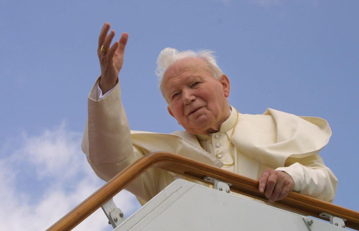 VAT01 CIUDAD DEL VATICANO (VATICANO) (ARCHIVO) 02-04-05. Imagen de archivo sin fechar que muestra al Papa Juan Pablo II en el Vaticano. El potífice ha fallecido hoy sábado 02 de abril a las 19.37 horas GMT con 84 años de edad y después de estar al mando de la Iglesia Católica durante 26 años, según ha informado el Vaticano. | Crédito: EFE/NICHOLAS KAMM