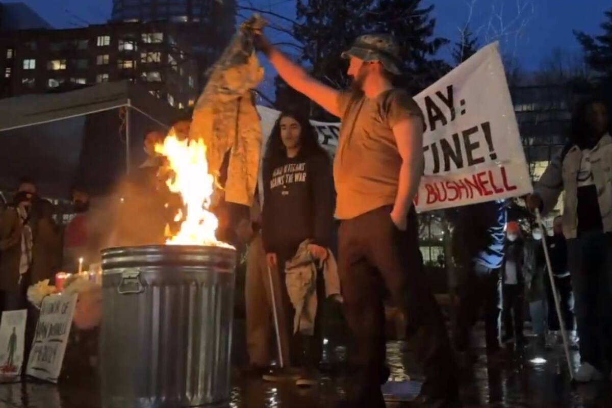 Veteranos queman sus uniformes en honor a Aaron Bushnell: "¡Liberen a Palestina!"