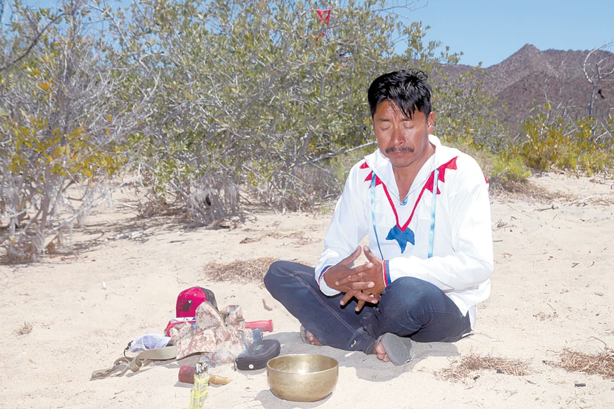 Fumarse el "sapo", un ritual sanador de los Seris