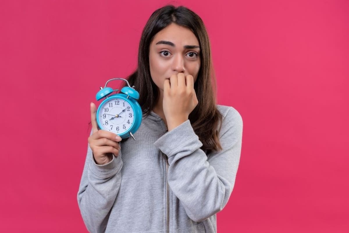 La psicología explica que las personas que siempre llegan tarde al trabajo calculan mal el tiempo por un sesgo mental y no por falta de interés