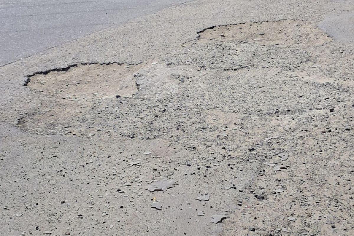 Baches en calle Hortencias generan inconformidad