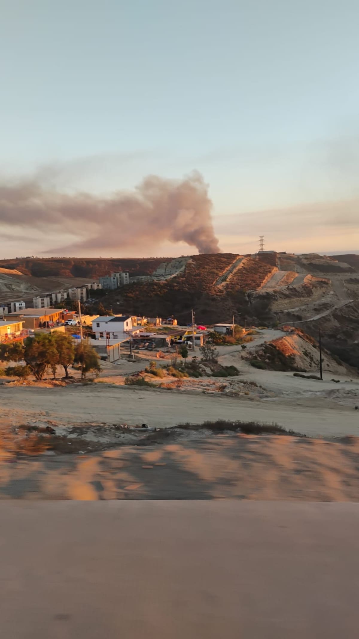 Algunos de los afectados presentan irritación en la garganta y piel por la exposición al humo generado por la quema de los residuos. Foto: Khennia Reyes