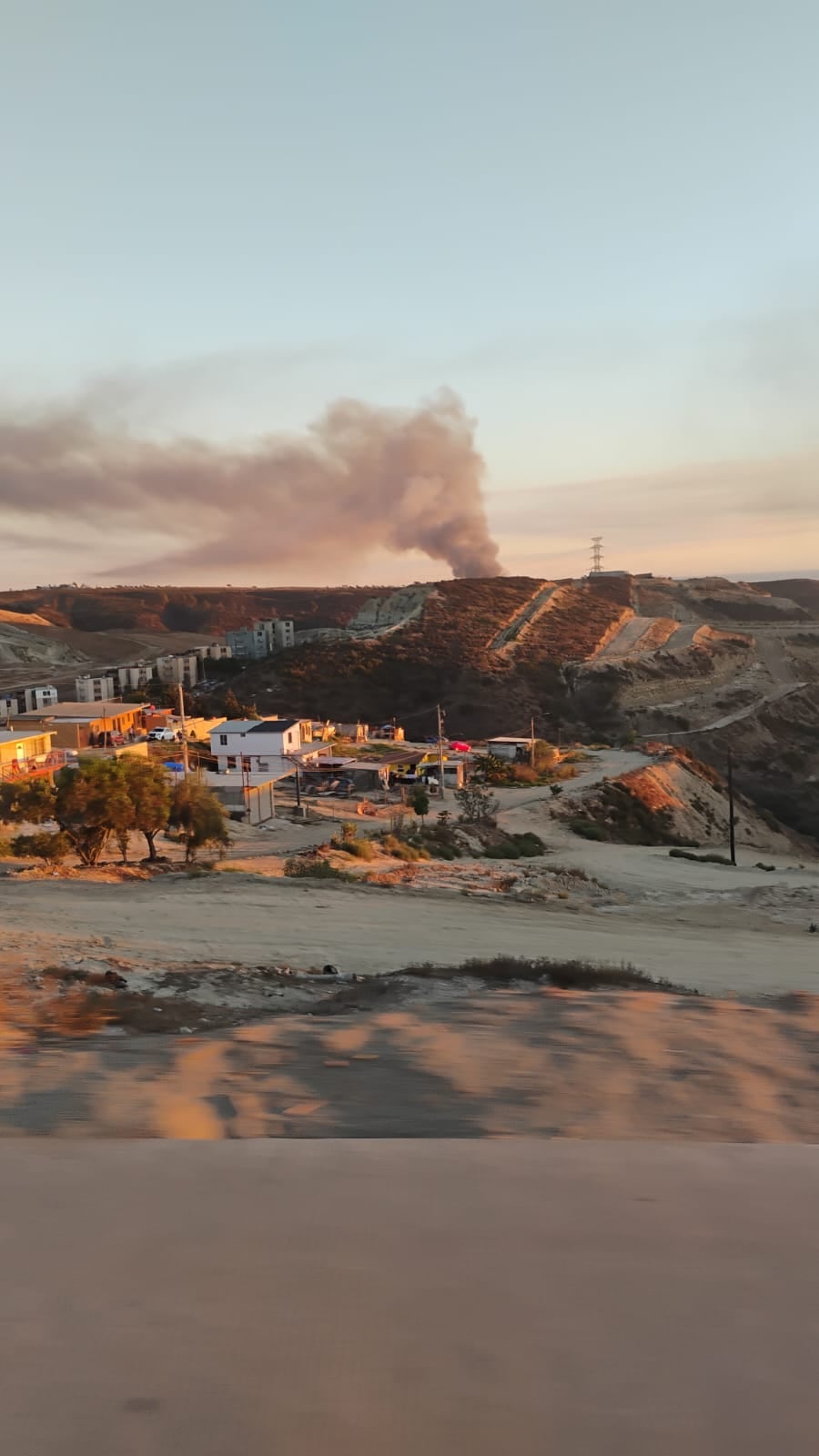 Algunos de los afectados presentan irritación en la garganta y piel por la exposición al humo generado por la quema de los residuos. Foto: Khennia Reyes