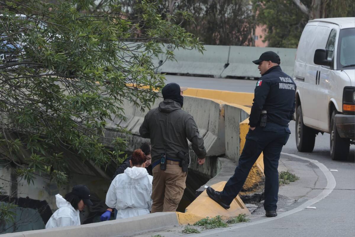 El cuerpo sin vida se encontraba a un costado de los carriles de la Garita de San Ysidro. Foto: Sergio Ortiz