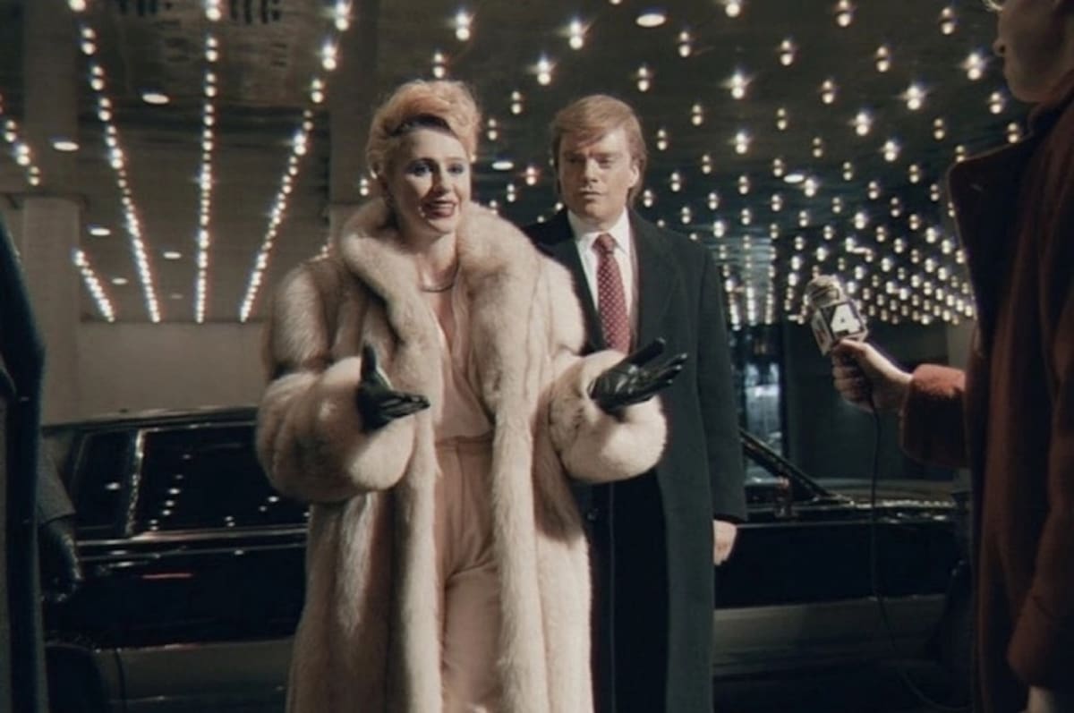 Maria Bakalova y Sebastian Stan como Ivana y Donald Trump