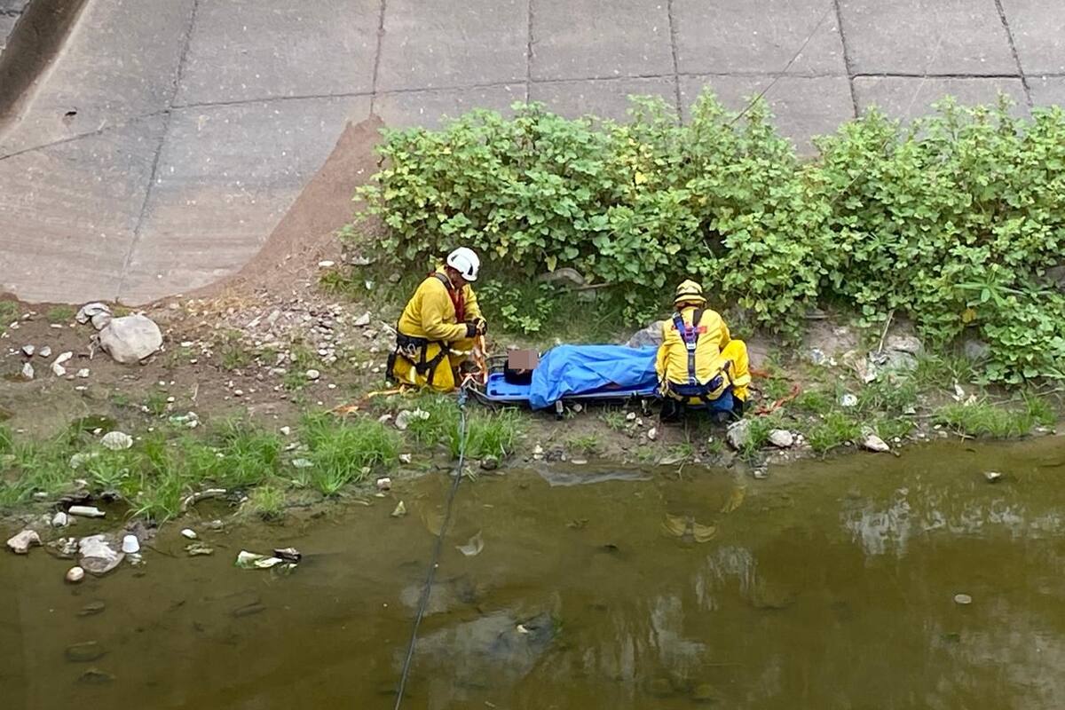 Rescatan a persona que cayó seis metros en el canal Las Pilas de Navojoa