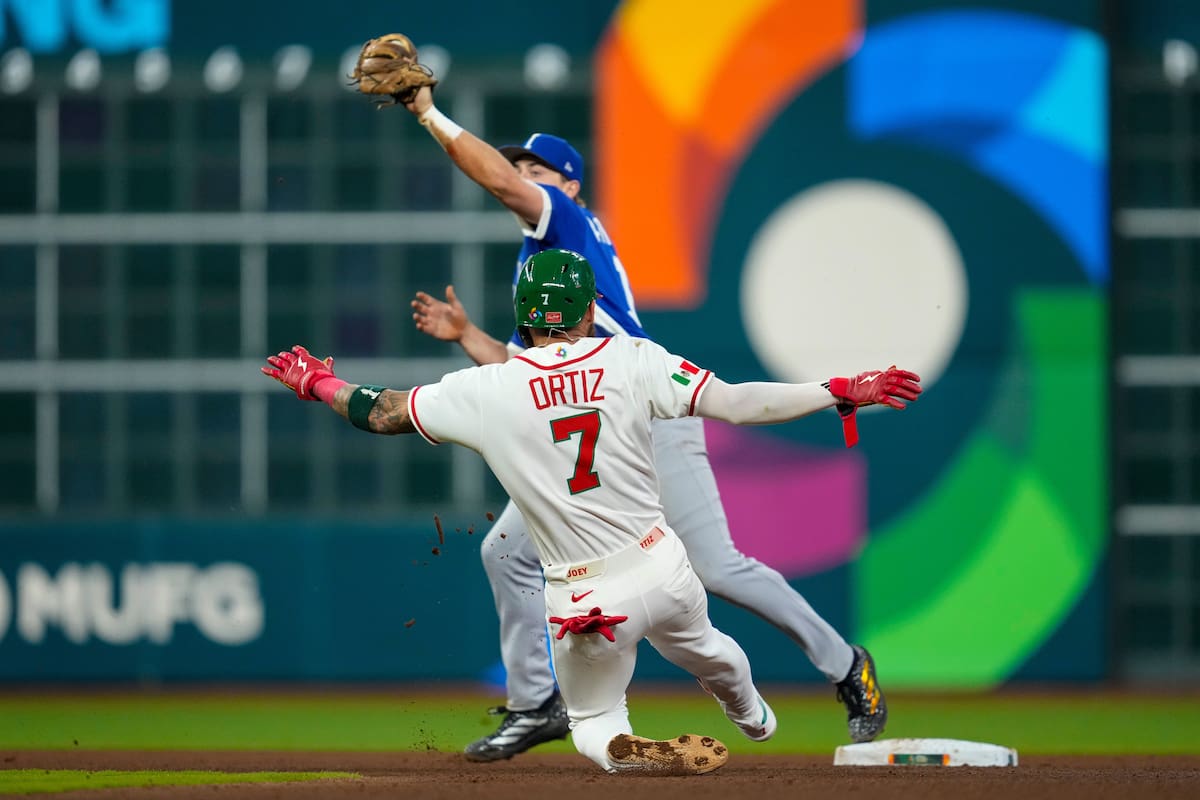 Joey Ortiz de México se barre en segunda base en el Clásico Mundial de Beisbol 2026. (AP Photo/Ashley Landis)