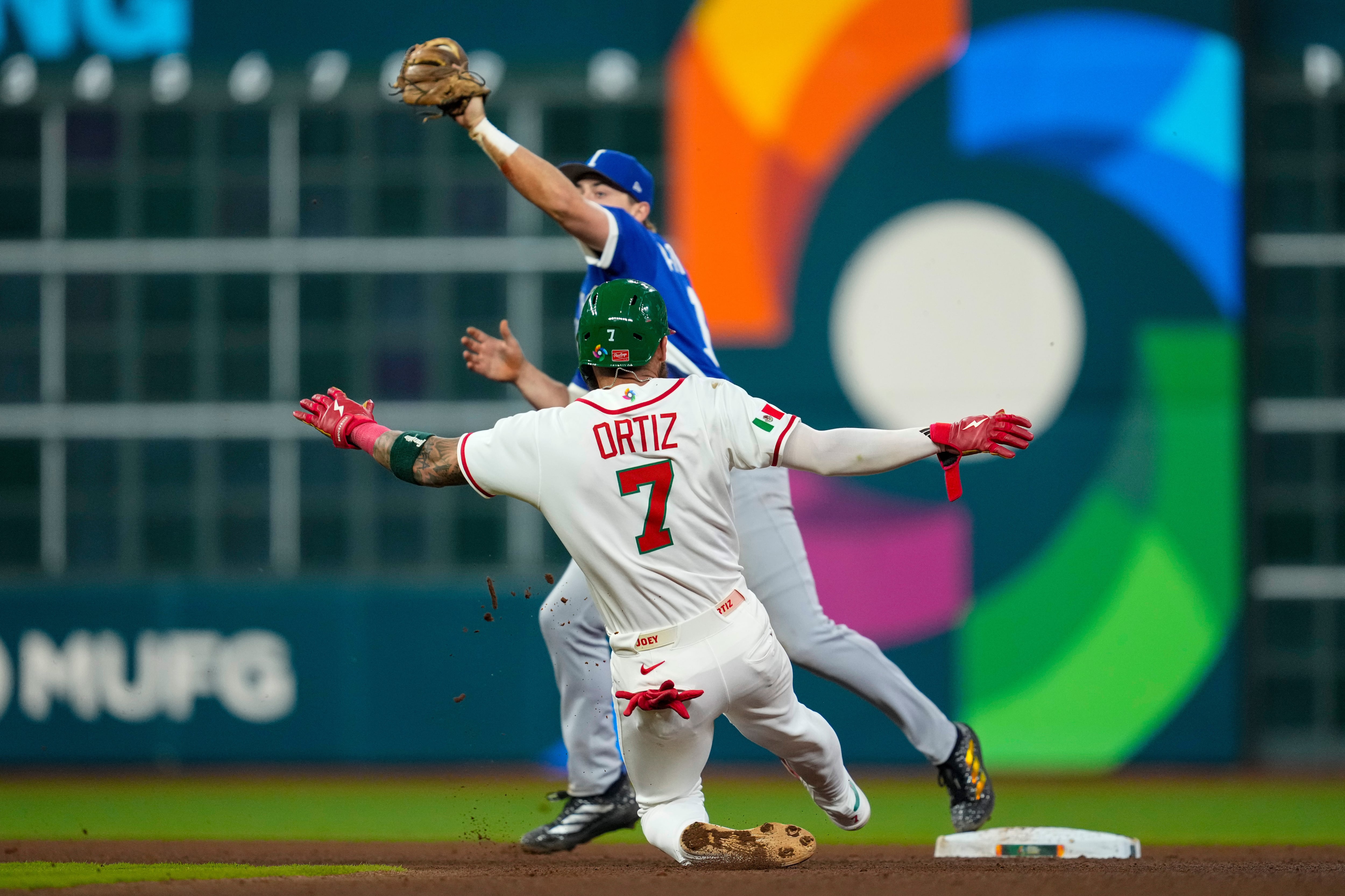 Joey Ortiz de México se barre en segunda base en el Clásico Mundial de Beisbol 2026. (AP Photo/Ashley Landis)