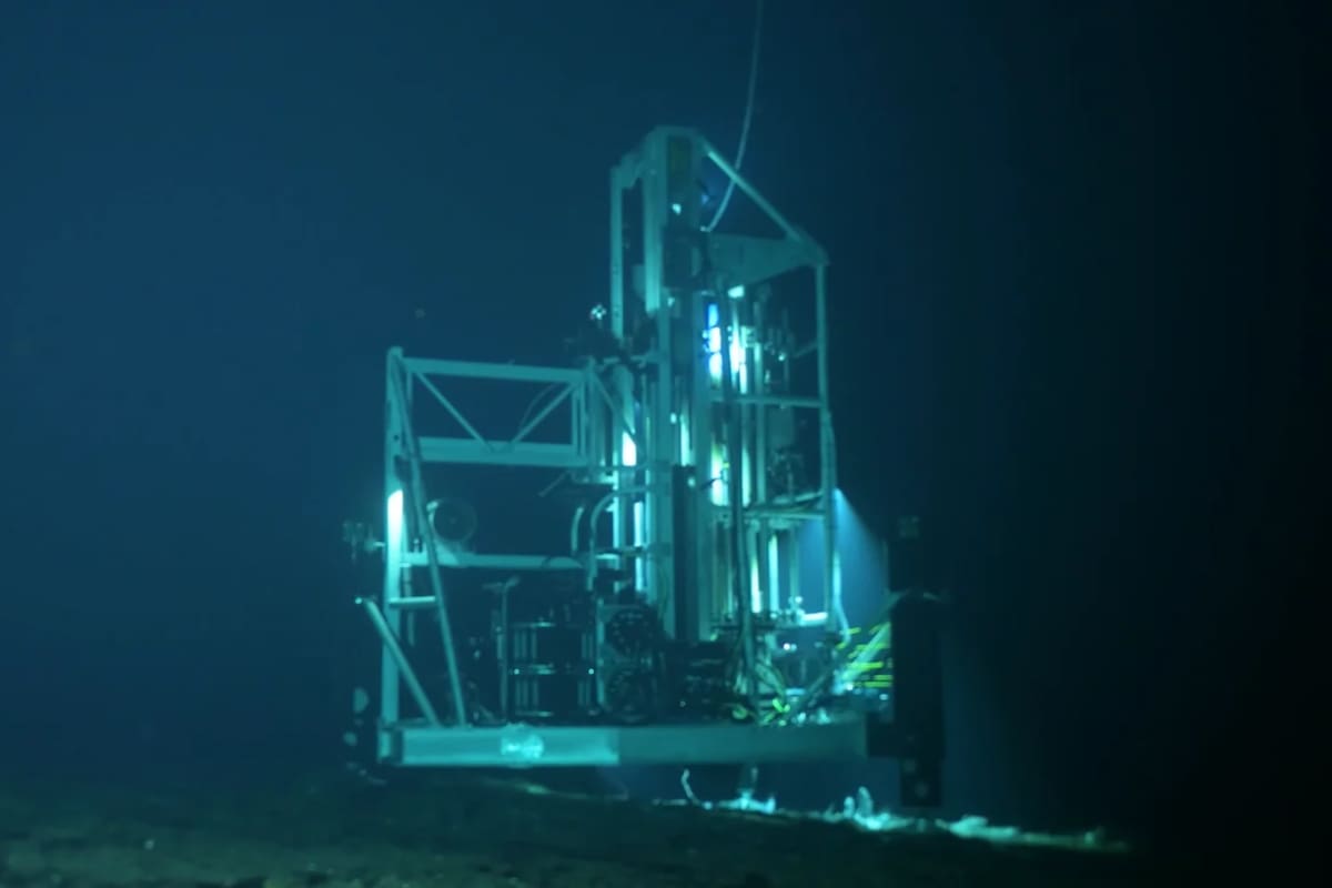 Una central instalada en un volcán submarino logró convertir el calor en electricidad y abrió una vía para desarrollar energía geotérmica, aunque todavía debe demostrar que puede funcionar durante periodos prolongados y a un costo competitivo