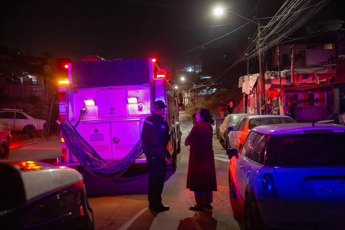 El sujeto recibió un disparo en la cabeza y murió dentro de su vehículo. Foto: Border Zoom