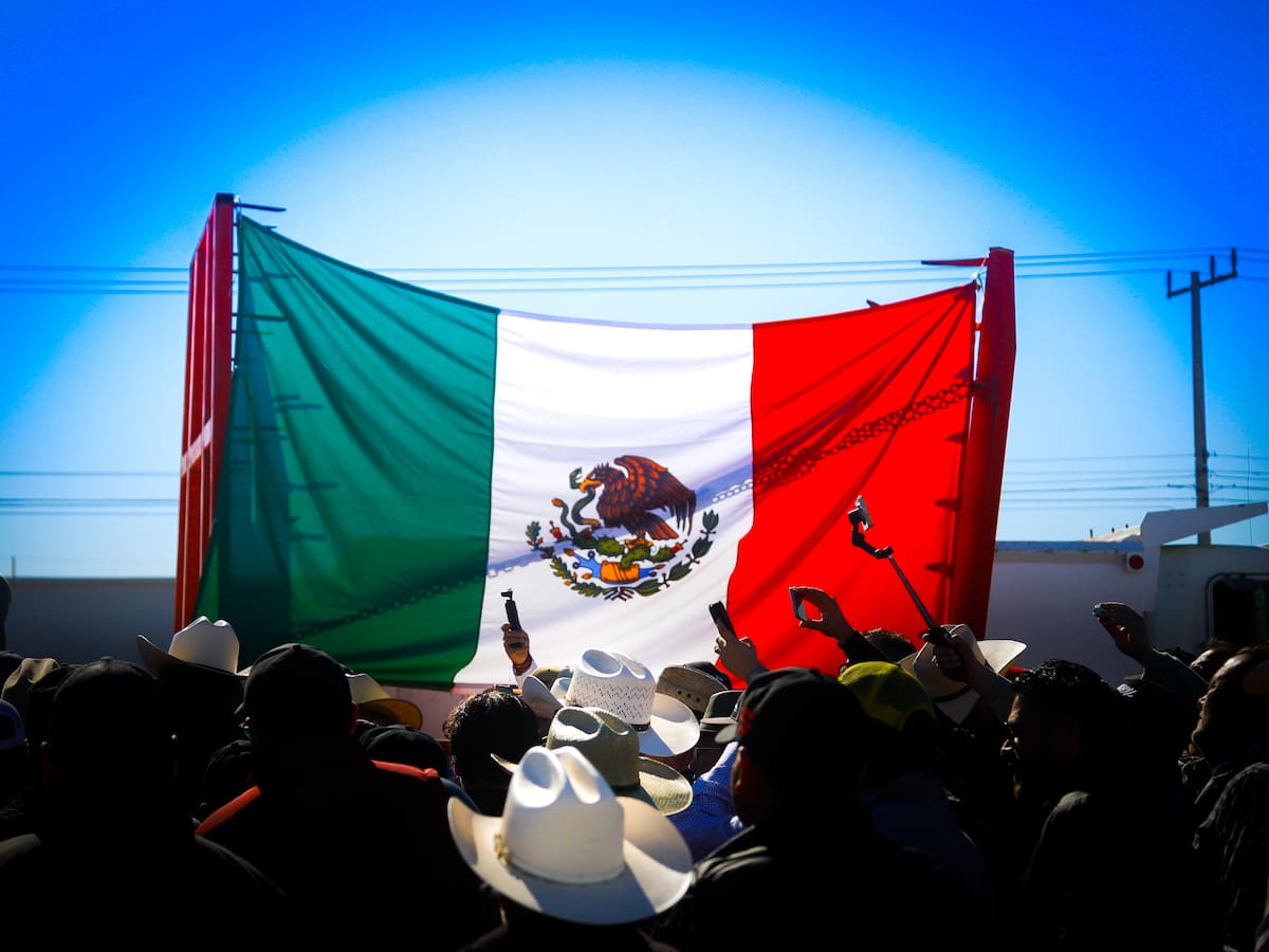 Agricultores bloquearon la garita comercial, exigiendo un justo valor y reconocimiento digno para su labor, así como protesta contra las reformas a la Ley Nacional de Aguas. (Foto: Juan J. Morales)